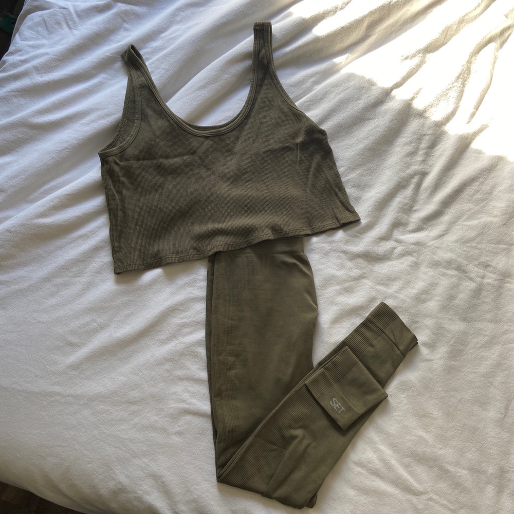 Set Active leggings and top in Cactus